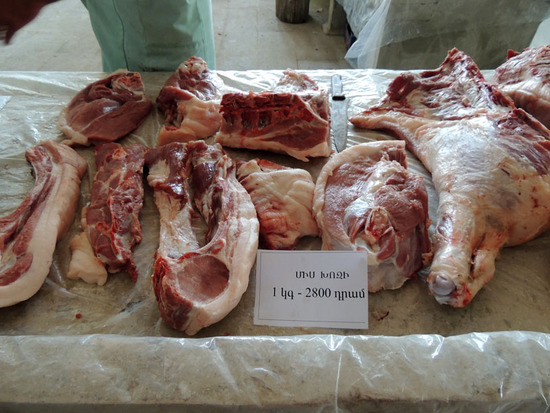 Свинина стоит 2800 драм ($1 - 405 драм). Свинина стоит 2800 драм ($1 - 405 драм).