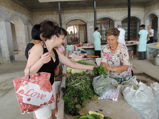 За километр можно почувствовать запах зелени, выращенной в горах, поливаемой родниковой водой... За километр можно почувствовать запах зелени, выращенной в горах, поливаемой родниковой водой...