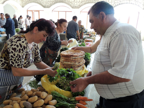 Эту прекрасную зелень из с.Каринтак Шушинского района все покупали. Впрочем и я не был ислючением.:) Эту прекрасную зелень из с.Каринтак Шушинского района все покупали. Впрочем и я не был ислючением.:)