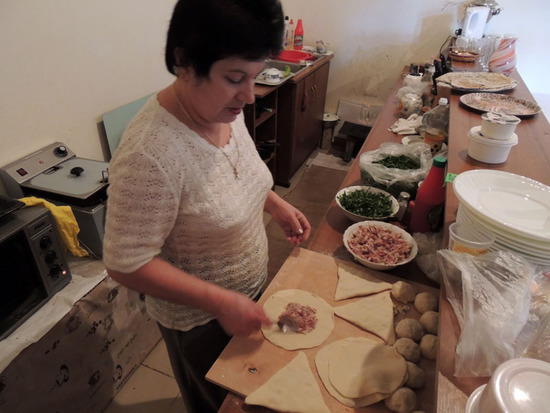 Хозяйка кафе Элина готовит (лепит) самсу. Хозяйка кафе Элина готовит (лепит) самсу.