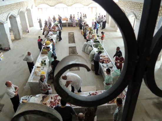 Вид на первый этаж рынка. Вид на первый этаж рынка.