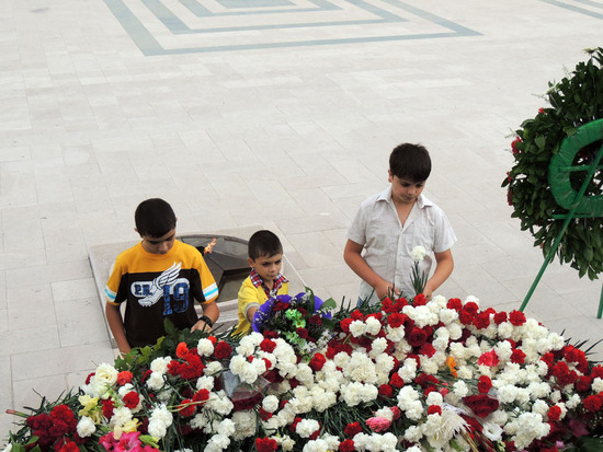 Три брата пришли на Мемориальный комплекс ( Три брата пришли на Мемориальный комплекс (