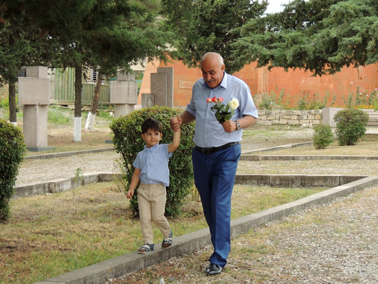 С внуком на Мемориальном комплексе. С внуком на Мемориальном комплексе.