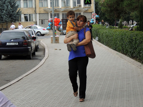 Мелкий с матерью... Мелкий с матерью...