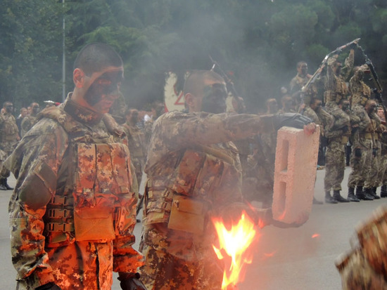 Армейский спецназ показывает свои навыки... Армейский спецназ показывает свои навыки...