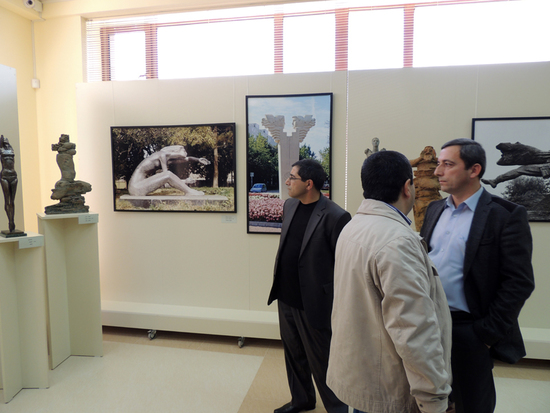 Посетители у работ Саркися Багдасаряна. Посетители у работ Саркися Багдасаряна.