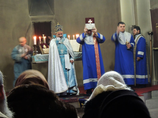 Службу ведёт настоятель церкви тер-Минас. Службу ведёт настоятель церкви тер-Минас.