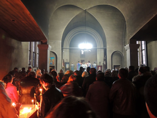 Небольшая церквь была переполнена прихожанами... Небольшая церквь была переполнена прихожанами...