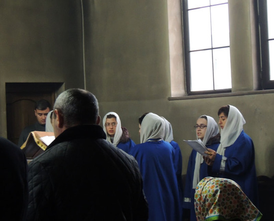 Небольшой церковный хор девышук прекрасно исполнял песни. Небольшой церковный хор девышук прекрасно исполнял песни.