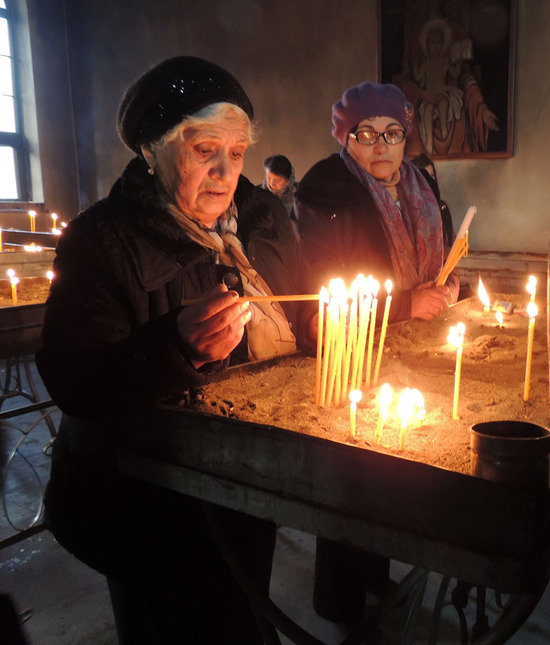 Лица. Прнихожане зажигают свечи. Лица. Прнихожане зажигают свечи.