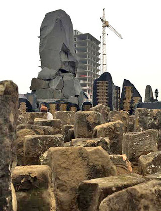 Демонтаж Мемориала памяти жертв депортации. Грозный, 14 февраля 2014 г. Фото предоставлено очевидцем Демонтаж Мемориала памяти жертв депортации. Грозный, 14 февраля 2014 г. Фото предоставлено очевидцем