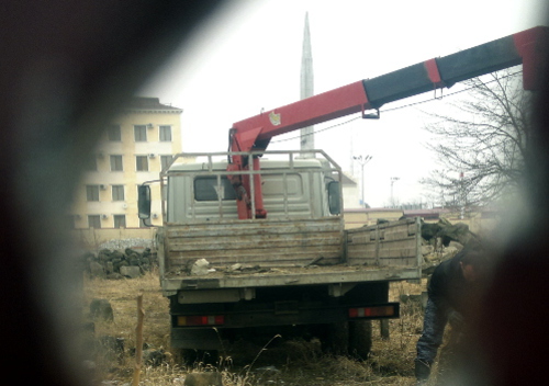 Чурты с территории Мемориала жертвам депортации грузятся на "ГАЗель". На заднем плане видна еще сохранившаяся часть памятника - рука с кинжалом, воздетым к небу. Грозный, улица имени шейха Али Митаева, 13 февраля 2014 г. Фото "Кавказского узла" Чурты с территории Мемориала жертвам депортации грузятся на "ГАЗель". На заднем плане видна еще сохранившаяся часть памятника - рука с кинжалом, воздетым к небу. Грозный, улица имени шейха Али Митаева, 13 февраля 2014 г. Фото "Кавказского узла"