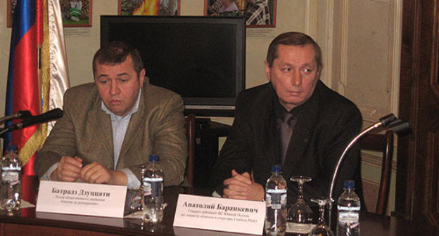 Анатолий Баранкевич (справа) на "круглом столе" "Южная Осетия. Война. Мир. Неизвестность", посвященном 20-летней годовщине начала грузино-осетинского конфликта 23 ноября Центарльный дом журналиста, Москва. Фото "Кавказского Узла"