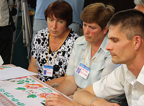 Слева направо: голодающие Любовь Фурса, Людмила Жуковская и
Павел Жуковский на встрече представителями власти. 11 июня 2010 года. Фото "Кавказского Узла"