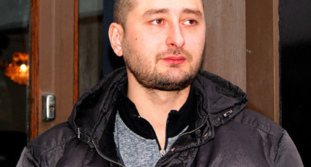 Аркадий Бабченко у здания театра Kokoteatteri в Хельсинки, 15 ноября 2010 года. Фото "Кавказского узла"