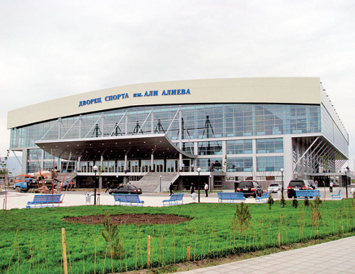 Спорткомплекс имени Али Алиева на трассе между г. Махачкала и г. Каспийском. Фото с сайта "Сделано у нас!" http://sdelanounas.ru/
