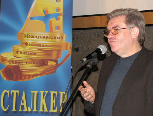 Генеральный продюсер кинофестиваля "Сталкер", директор Московского Домжура Игорь Степанов выступает на церемония открытия в Донской государственной публичной библиотеке.
Ростов-на-Дону, 7 апреля 2011 г.