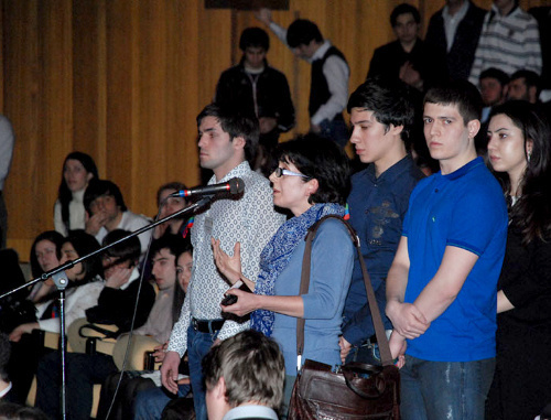 Участники встречи Магомедсалама Магомедова с представителями дагестанской диаспоры в Москве задают вопросы президенту Дагестана. 19 апреля 2011 г. Фото: пресс-служба президента Дагестана
