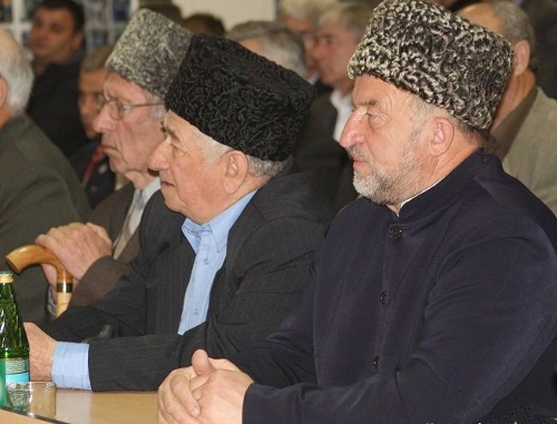 На встрече общественного парламента шапсугов «Адыгэ Хасэ» и старейшин адыгских аулов с мэром Сочи Анатолием Пахомовым в  Лазаревском  2 апреля 2011 г. Фото: Новостной портал - Зихия.NET (www.zihia.net) 

