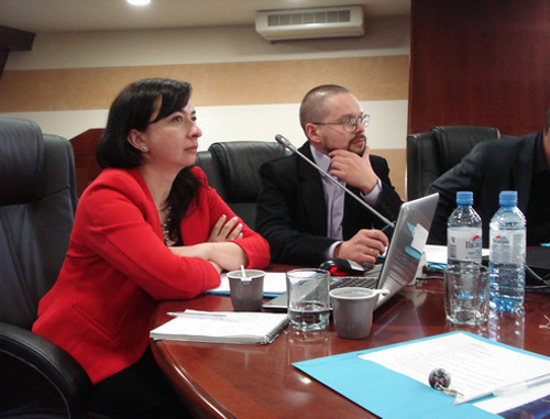 Участники конференции "Черкесский вопрос": старший научный сотрудник Центра цивилизационных и региональных исследований РАН Наима Нефляшева и организатор конференции, руководитель НП "Кавказское сотрудничество", старший научный сотрудник Центра проблем Кавказа и региональной безопасности МГИМО Николай Силаев.  Москва, МГИМО 24 марта 2011 г.  

Фото: Aheku.ru