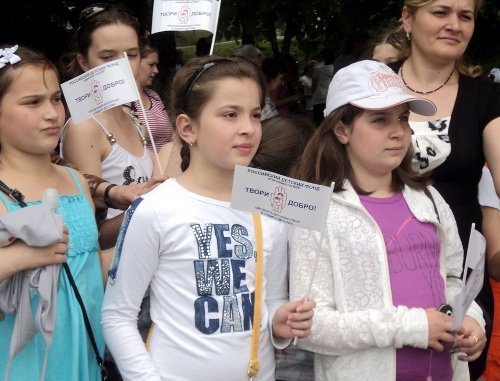 "Твори добро" - под этим лозунгом прошел телемарафон в день защиты детей. Юные участники телемарафона. Кабардино-Балкария, г. Нальчик, 1 июня 2011 г. Фото "Кавказского узла"