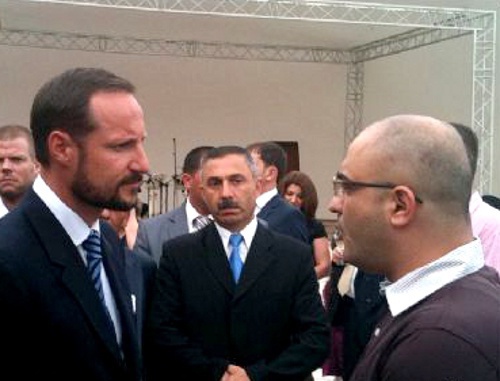 Встреча наследного принца Норвегии Хокона, находившегося с визитом в Азербайджане, с недавно освобожденным из
тюрьмы бывшим политзаключенным,  журналистом Эйнуллой Фатуллаевым и группой азербайджанских правозащитников. Баку, 6 июня 2011 г. Фото "Кавказского узла"