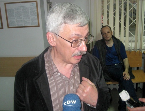 Олег Орлов в Хамовническом суде Москвы после вынесения оправдательного приговора. 14 июня 2011 г. Фото "Кавказского узла"