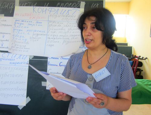 Нагорный Карабах, город Шуши. Круглый стол на тему
"Конфликты, и способы его решения".  Модератор круглого стола Анаит Товмасян  представляет законы развития и трансформацию конфликтов, управление ими, и пути их разрешения. 16 июля 2011 г. Фото "Кавказского узла"