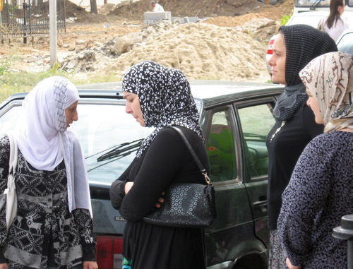 Родственники осужденных ожидают решения Астраханского областного
суда. 25 августа 2011 г. Фото "Кавказского узла"
