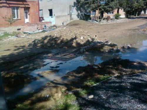 Лужи и грязь на улицах Цхинвала. 1 сентября 2011 года. Фото очевидца из блога журналиста Алана Цхурбаева на "Кавказском узле".