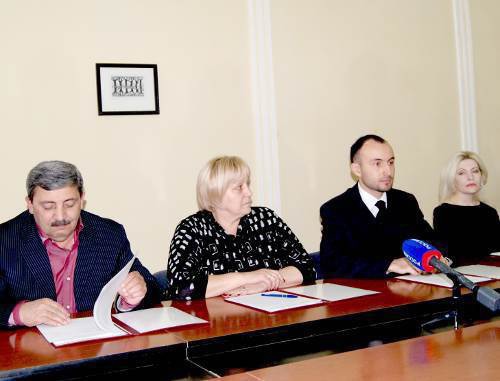 Лидеры региональных отделений  политических партий на подписании соглашения о честных выборах. Слева
 направо: Гарий Кучиев ( Справедливая Россия), Людмила Токаева( Единая  Россия), Чермен Дудаев ( КПРФ), Фатима Дзантиева ( Правое дело). Владикавказ, 5 октября 2011 г. Фото Зарины Хубежовой для "Кавказского узла"