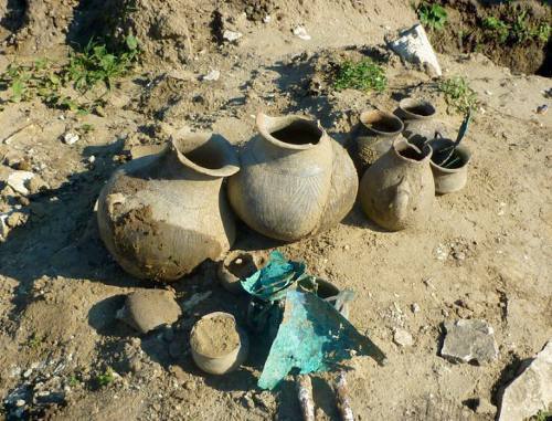 Предметы из глины и бронзы, найденные в разрытом некрополе. Окрестности села  Заюково, КБР. Фото Виктора Котлярова
