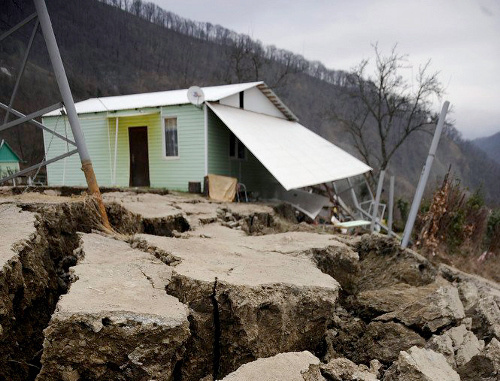 Оползень в селе Барановка Хостинского района Сочи. Январь 2012 г. Фото Михаила Мордасова, ЮГА.ру