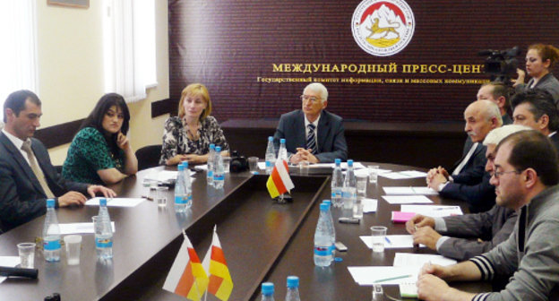 "Круглый стол" сторонников кандидата в президенты Леонида Тибилова прошел в Цхинвале. 4 апреля 2012 г. Фото Марии Котаевой для "Кавказского узла"