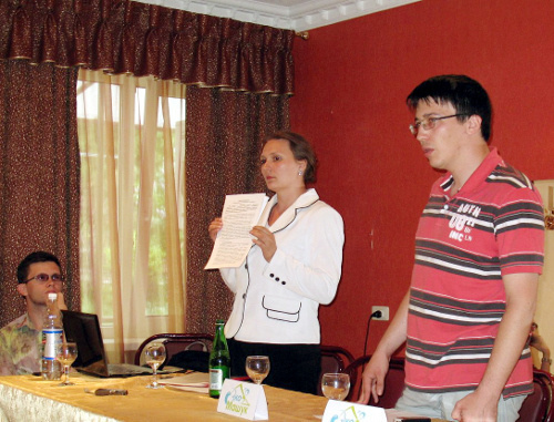 Представители пятигорской экологической организации "Солнечный патруль" Элина Корецкая и Михаил Паршин. Пятигорск, 6 мая 2012 г. Фото Евгения Лазаренко
 