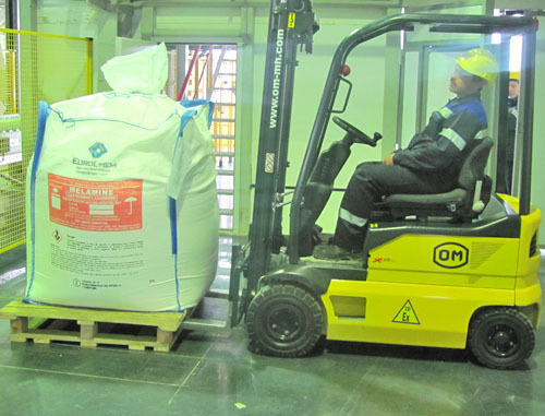 Отгружается пробная партия первого в России меламина на предприятии "Невинномысский азот". Ставропольский край. Фото Константина Ольшанского для "Кавказского узла"
