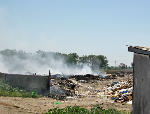 Горящая свалка бытовых отходов в окрестностях поселка Фрунзе Среднеахтубинского района отравляет жизнь местных жителей. Волгоградская область, 12 июня 2012 г. Фото Вячеслава Ященко для "Кавказского узла"
