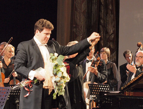 Арт-директор «Crescendo», российский пианист Денис Мацуев на открытии фестиваля 9 июля 2012 г. Фото Ю. Корчагина предоставлено Сочинским концертно-филармоническим объединением