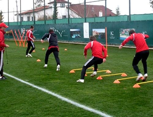 ФК "Анжи" (Махачкала) во время тренировки. Фото: Юга.ру 

