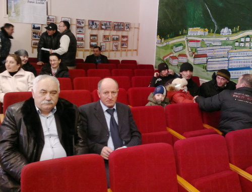 Кабардино-Балкария, поселок Эльбрус, 4 марта 2012 г. На избирательном участке №355 в день выборов главы и депутатов сельского поселения Эльбрус. Фото Григория Шведова для "Кавказского узла" Кабардино-Балкария, поселок Эльбрус, 4 марта 2012 г. На избирательном участке №355 в день выборов главы и депутатов сельского поселения Эльбрус. Фото Григория Шведова для "Кавказского узла"