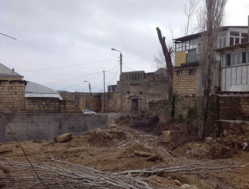 Дербент, 28 января 2013 г. С октября на этой пострадавшей от наводнения улице мало что изменилось. Фото Патимат Махмудовой для "Кавказского узла" Дербент, 28 января 2013 г. С октября на этой пострадавшей от наводнения улице мало что изменилось. Фото Патимат Махмудовой для "Кавказского узла"