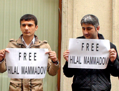 Пикет в защиту Гилала Мамедова перед зданием Бакинского суда по тяжким преступлениям. Баку, 24 апреля 2013 г. Фото Парваны Байрамовой для "Кавказского узла"
