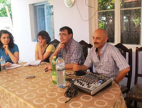 Участники гражданских слушаний на тему: "Журналисты в карабахском конфликте: миротворцы или поджигатели?". Справа налево: журналист Кямаль Али, менеджер по связям с общественностью «Кавказского центра миротворческих инициатив» Луиза Погосян, директор «Кавказского центра миротворческих инициатив» Георгий Ванян и  журналистка Амалия Оганджанян. Грузия, Текали, 8 июня 2013 г. Фото:http://ru.aravot.am
