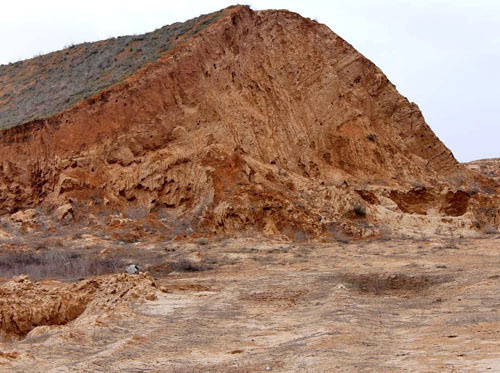 Бугор Бэра, глина из которого была использована в строительстве дороги к базе отдыха «Житное». Астраханская область, 23 февраля 2013 г. Фото Вячеслава Ященко для "Кавказского узла"
