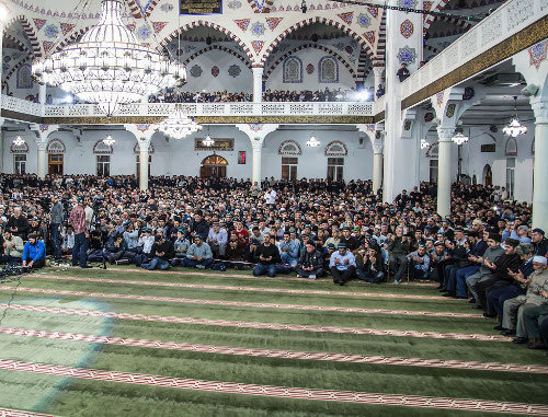 Праздничный мавлид в честь дня рождения пророка Мухаммеда в центральной Джума-мечети Махачкалы. 13 января 2014 г. Фото: http://www.islamdag.ru/news/1397