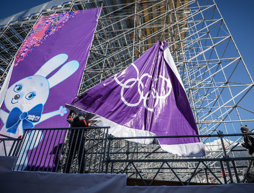 Подготовка экстрим-парка "Роза Хутор" к XXII зимним Олимпийским играм в Сочи. Рабочие вешают олимпийский баннер на зрительских трибунах. Сочи, Красная Поляна, 5 февраля 2014 г. Фото Михаила Мокрушина, Подготовка экстрим-парка "Роза Хутор" к XXII зимним Олимпийским играм в Сочи. Рабочие вешают олимпийский баннер на зрительских трибунах. Сочи, Красная Поляна, 5 февраля 2014 г. Фото: 
© Михаил Мокрушин/РИА Новости,  http://www.ria.ru