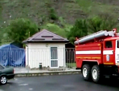 У палаточного лагеря для водителей-дальнобойщиков в поселке Чми. Северная Осетия, 19 мая 2014 г. Кадр из видеорепортажа "Кавказского узла" У палаточного лагеря для водителей-дальнобойщиков в поселке Чми. Северная Осетия, 19 мая 2014 г. Кадр из видеорепортажа "Кавказского узла"