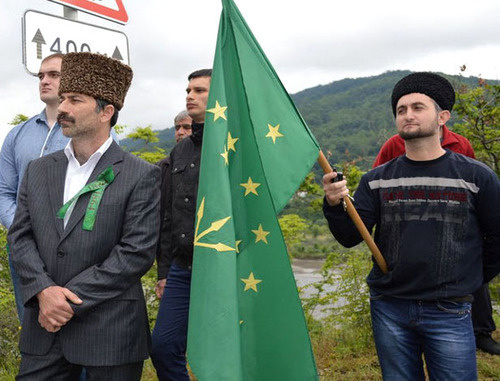 Участники памятных мероприятий в память о павших в годы Кавказской войны в деревне Мугухабль. 20 мая 2014 г. Фото Анзора Нибо, http://www.aheku.org/

