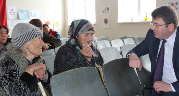 Лидер партии "Новая Осетия" Давид Санакоев проводит предвыборную встречу с сельскими избирателями. Южная Осетия, май 2014 г. Фото Марии Котаевой для "Кавказского узла"