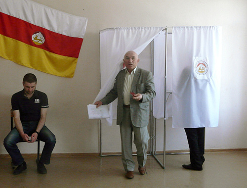 Голосование на выборах в парламент Южной Осетии шестого созыва. Цхинвал, 8 июня 2014 г. Фото Марии Котаевой для "Кавказского узла"